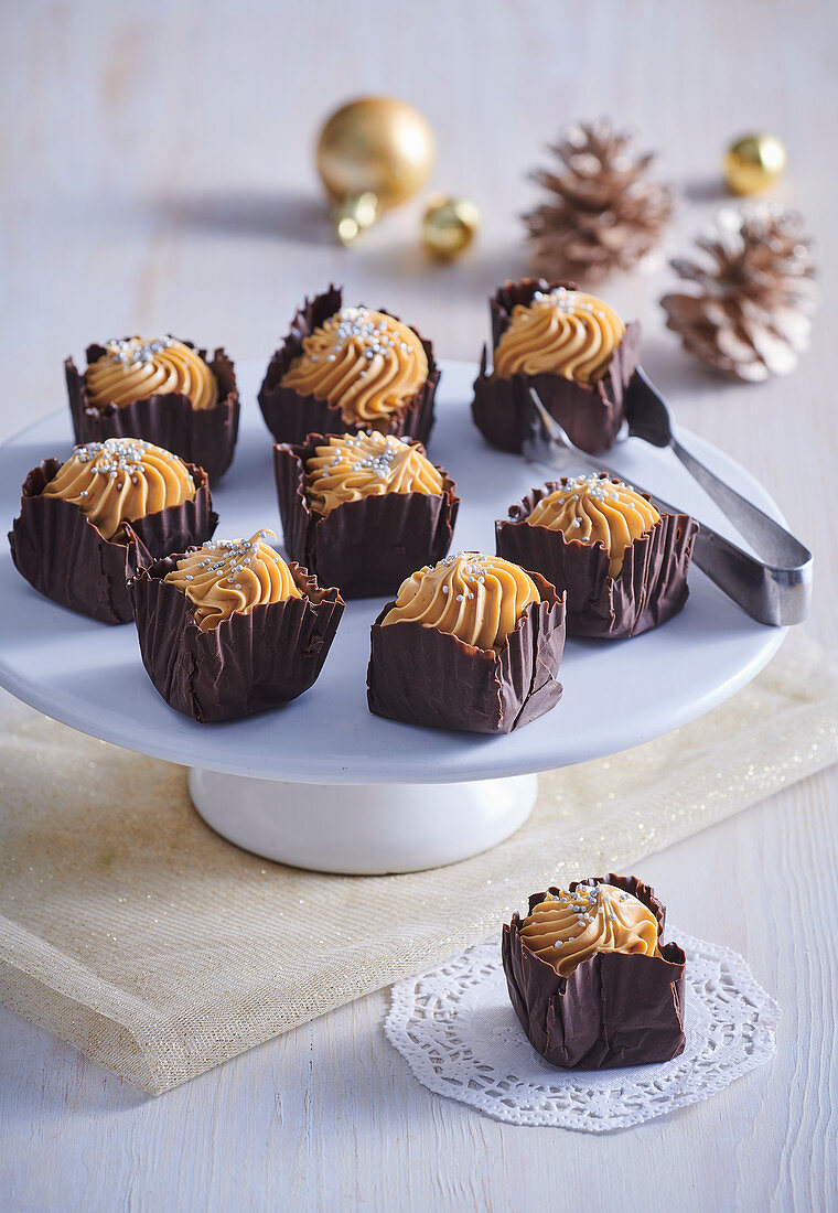 Schokoladen-Cupcakes mit Karamellcreme