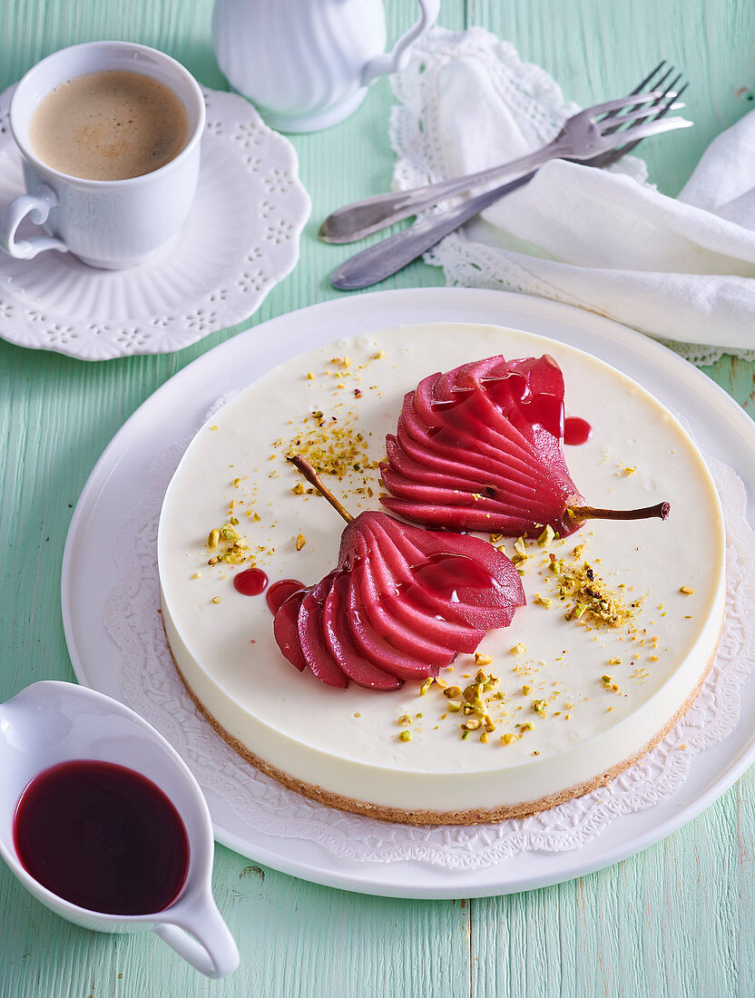 Käsekuchen mit pochierter Rotweinbirne