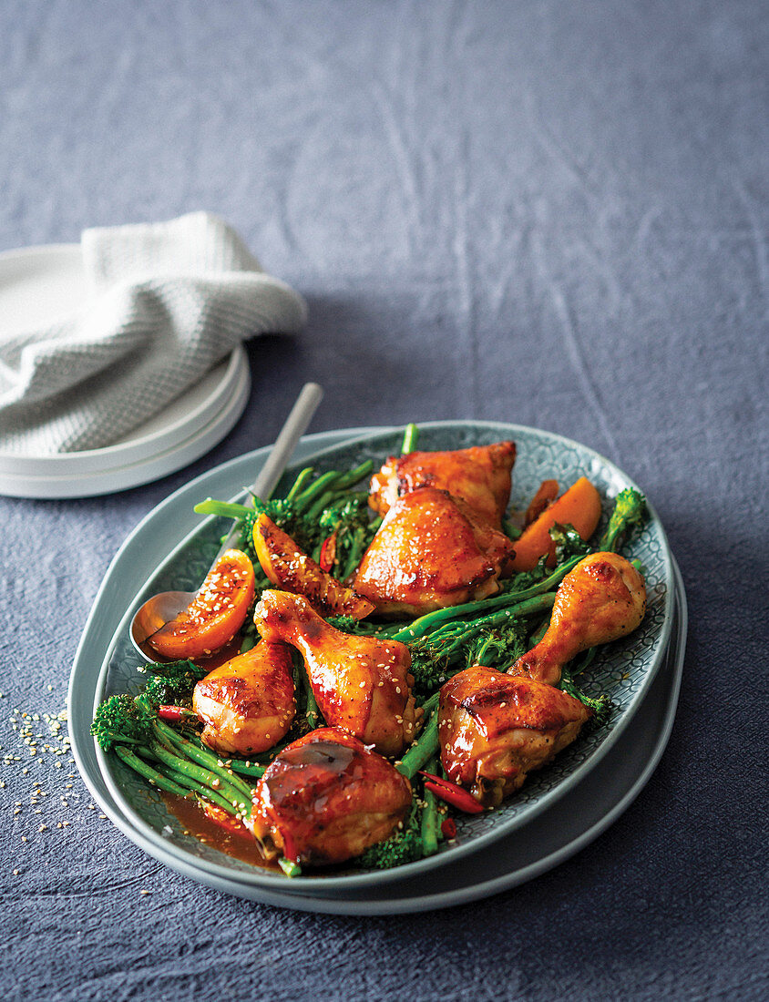 Hähnchenteile mit Soja-Orangenglasur serviert mit Broccolini