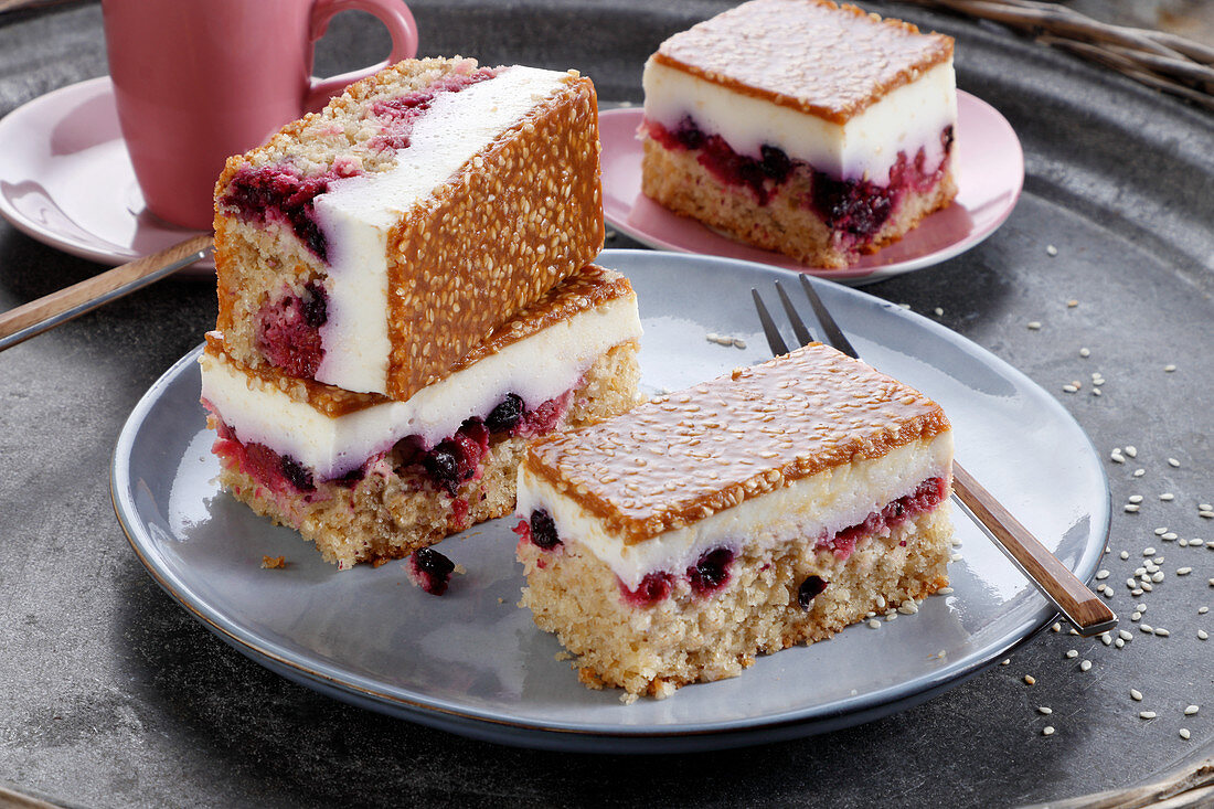 Cake with cream, cherries and a sesame-caramel layer