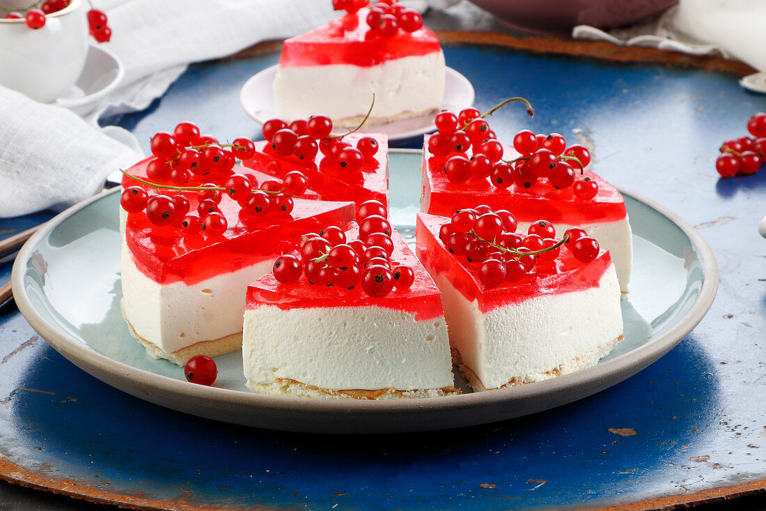Creamy cold cake with redcurrant jelly