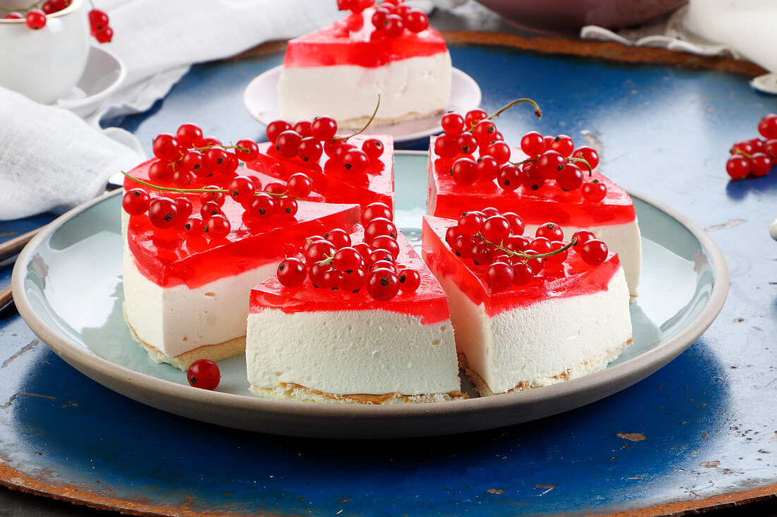 Frischkäsekuchen mit rotem Johannisbeergelee