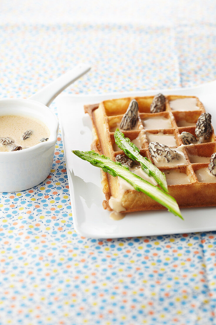 Waffeln mit grünem Spargel und Morchelrahm