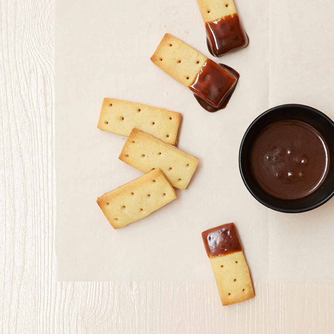 Sablés with chocolate sauce