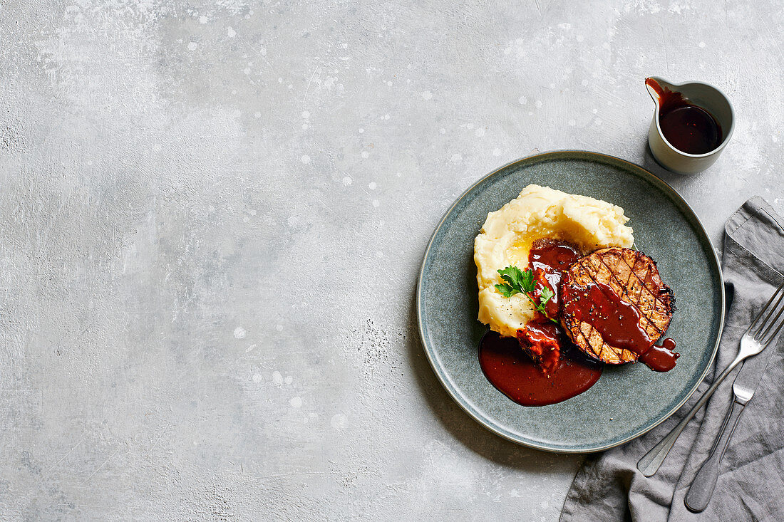 Selleriesteak mit Kartoffelpuree und Gochujang Sauce (vegan)