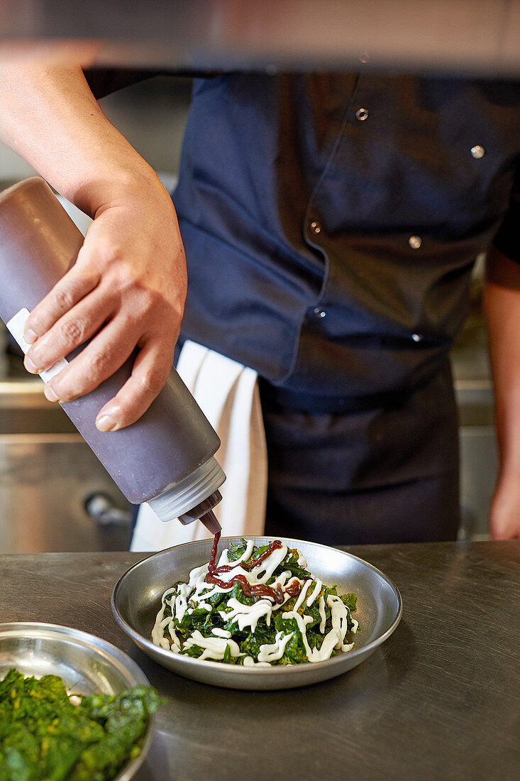 Preparing crackling spinach