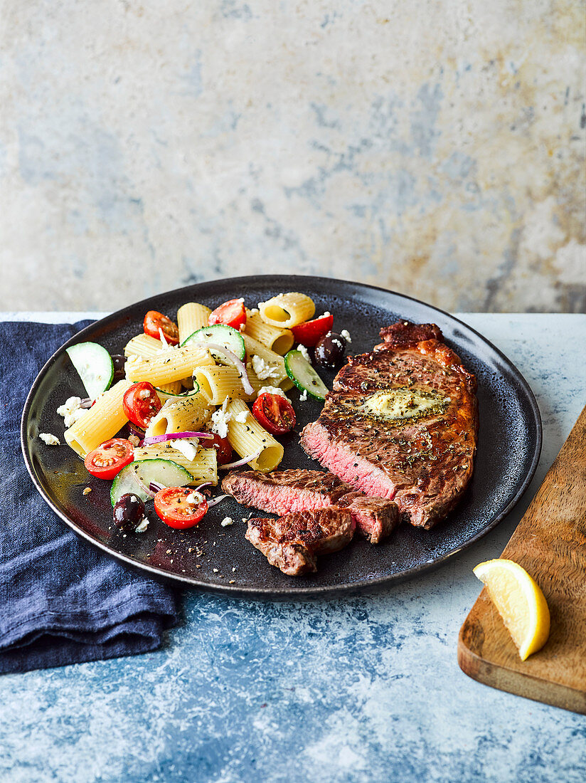 Rindersteak mit Nudelsalat