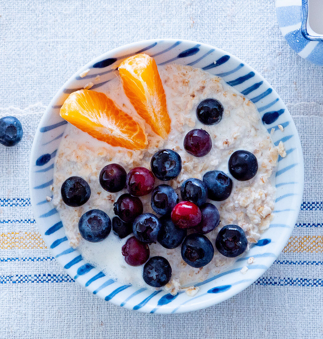 Porridge mit Heidelbeeren und Mandarinen