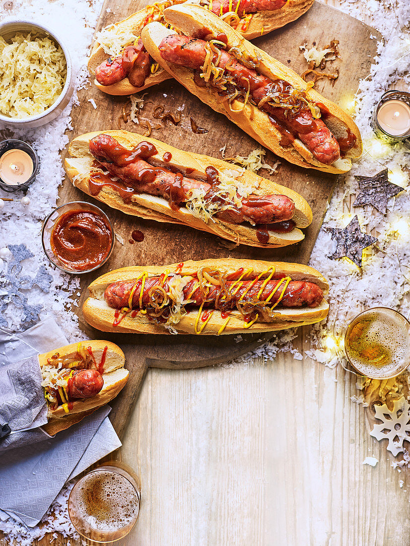 Hot Dogs mit Ketchup und Senf (weihnachtlich)