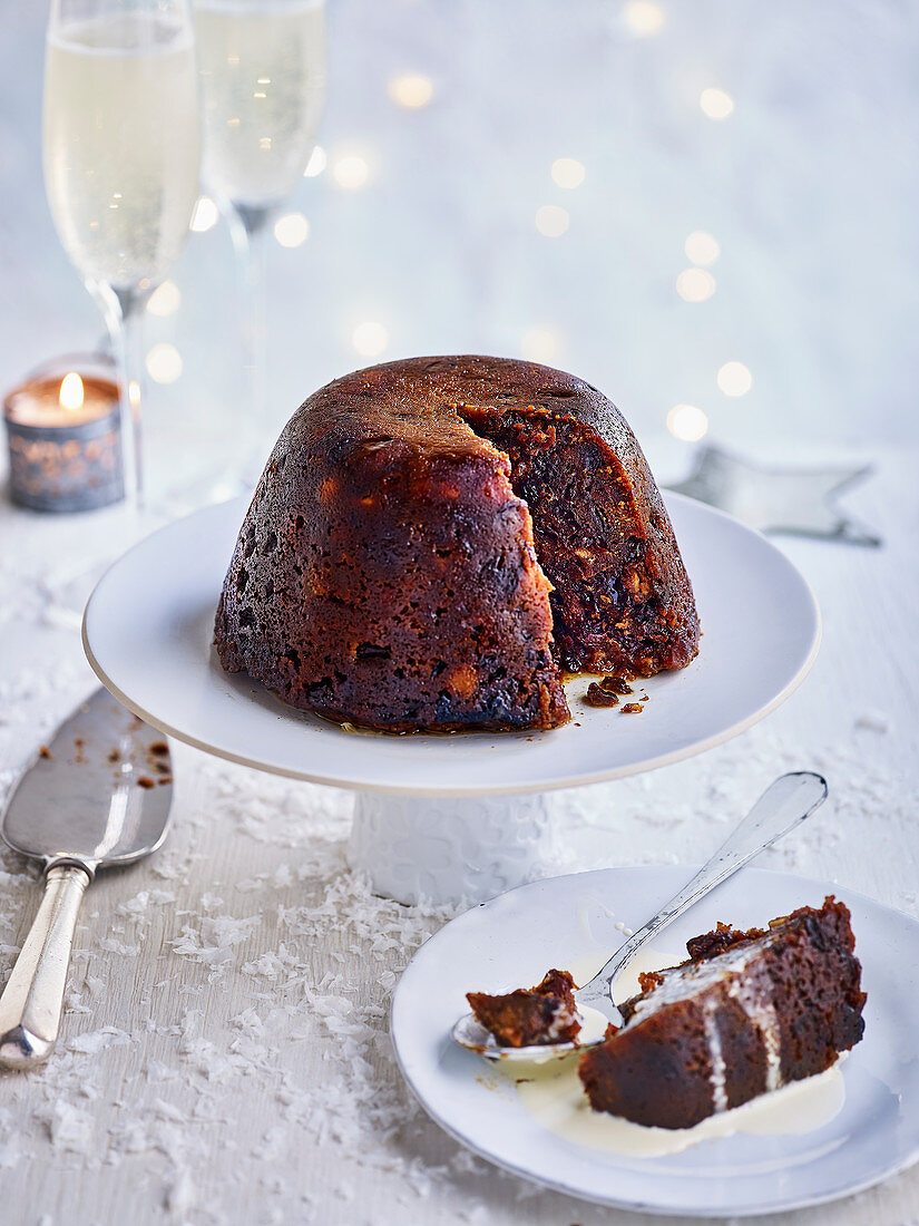 Christmas Pudding mit Orangenmarmelade und Mandeln