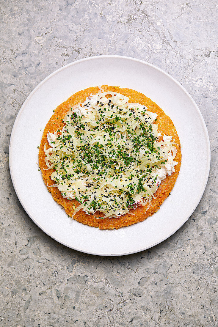 Krebs mit Sesamdressing und eingelegter Fenchel auf Kartoffelrösti