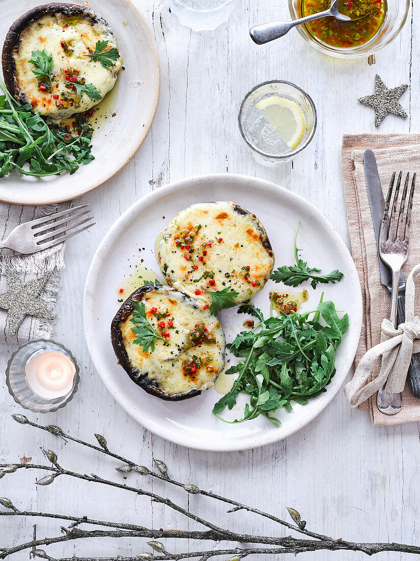 Pilze mit Rarebit-Füllung und Pickle-Dressing zu Weihnachten