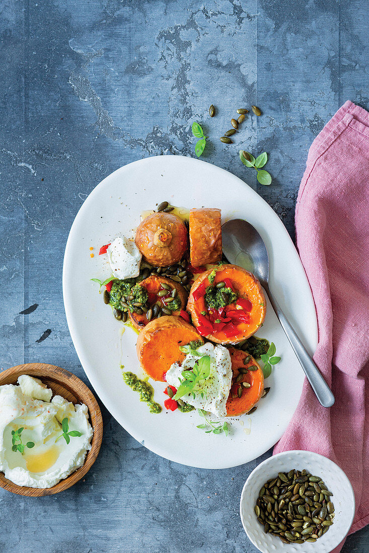 Gebratener Butternusskürbis mit Labneh und Pesto