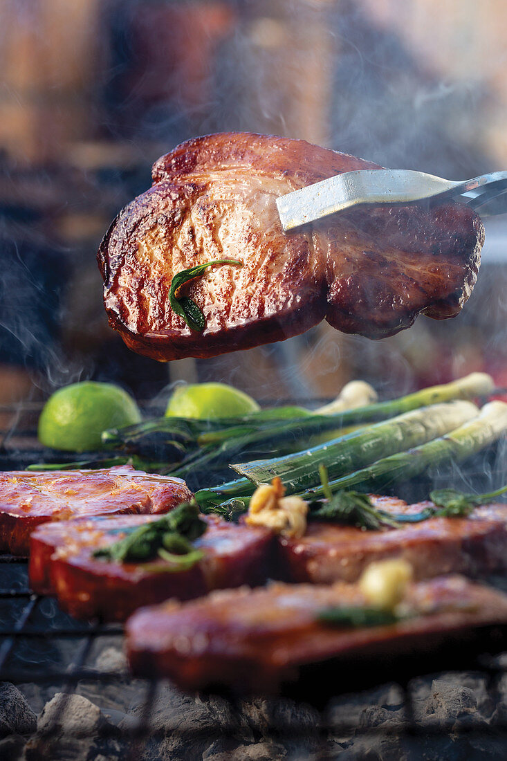 Schweinekoteletts mit Knoblauch und Salbei auf dem Grill