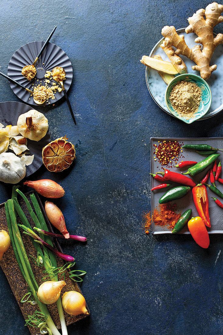 Knoblauch, verschiedene Zwiebeln, Ingwer und Chili