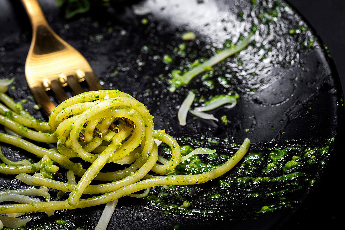 Spaghetti mit Pesto und Parmesan auf Gabel