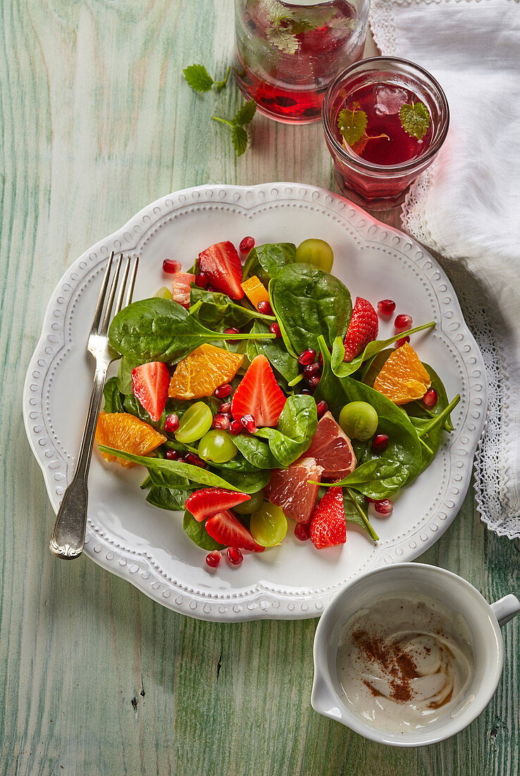 Fruit salad with baby spinach and yogurt