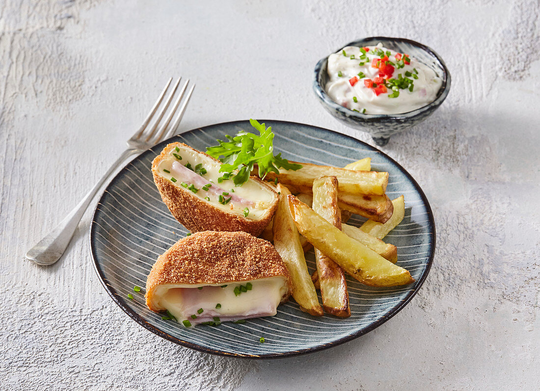 Panierter gebackener Camembert mit Schinkenfüllung und Kartoffelstreifen