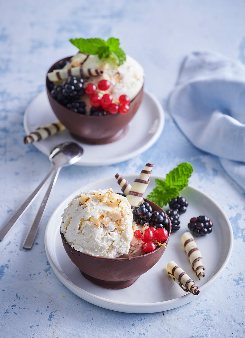 Vanilleeis mit Beeren in essbaren Schokoladenschälchen