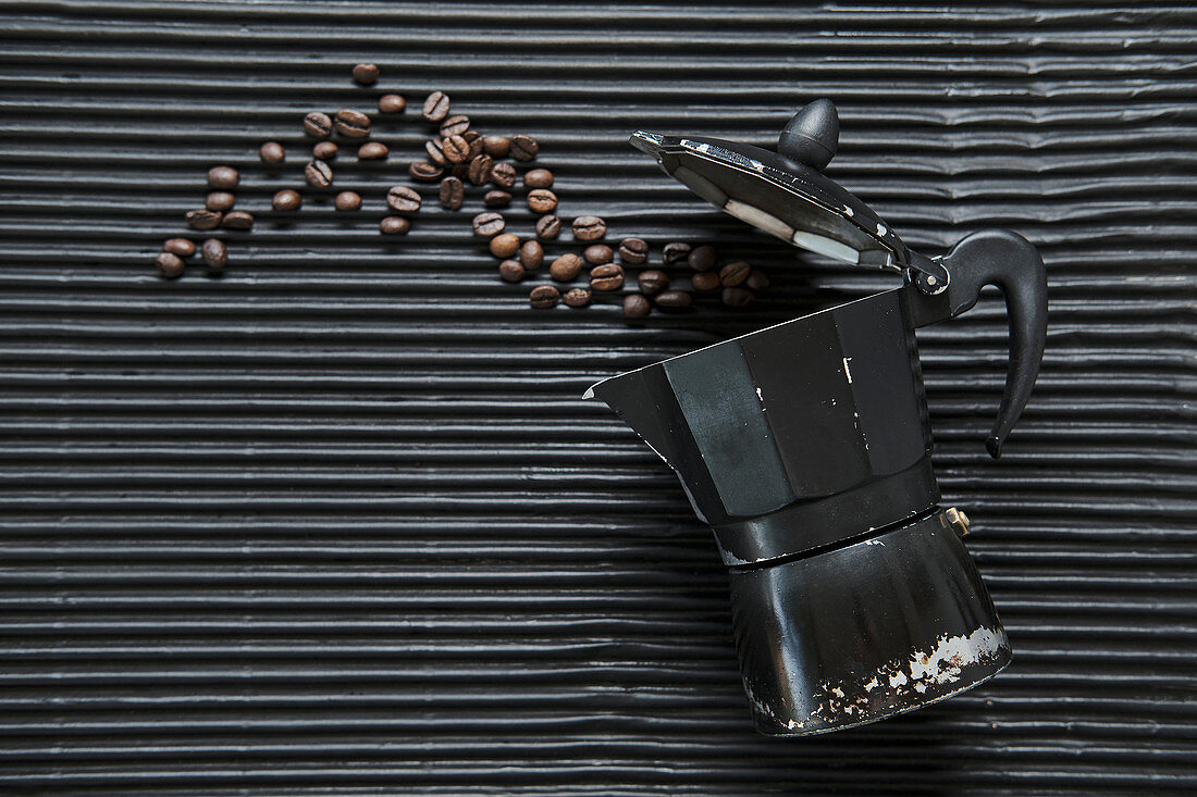 Espressokanne mit gerösteten Kaffeebohnen