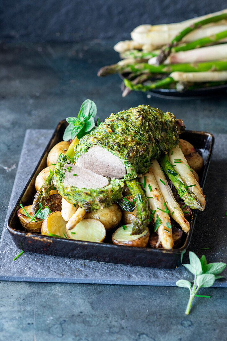 Schweinefilet im Kräutermantel mit Spargel