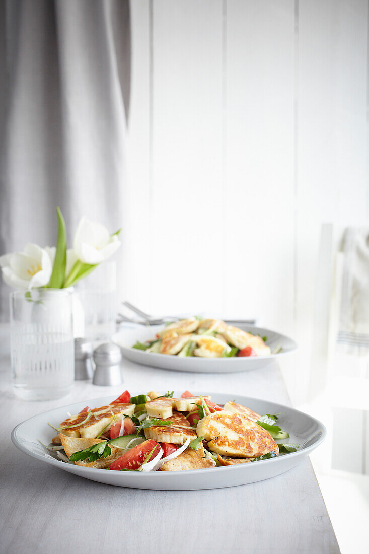 Fattoush with halloumi