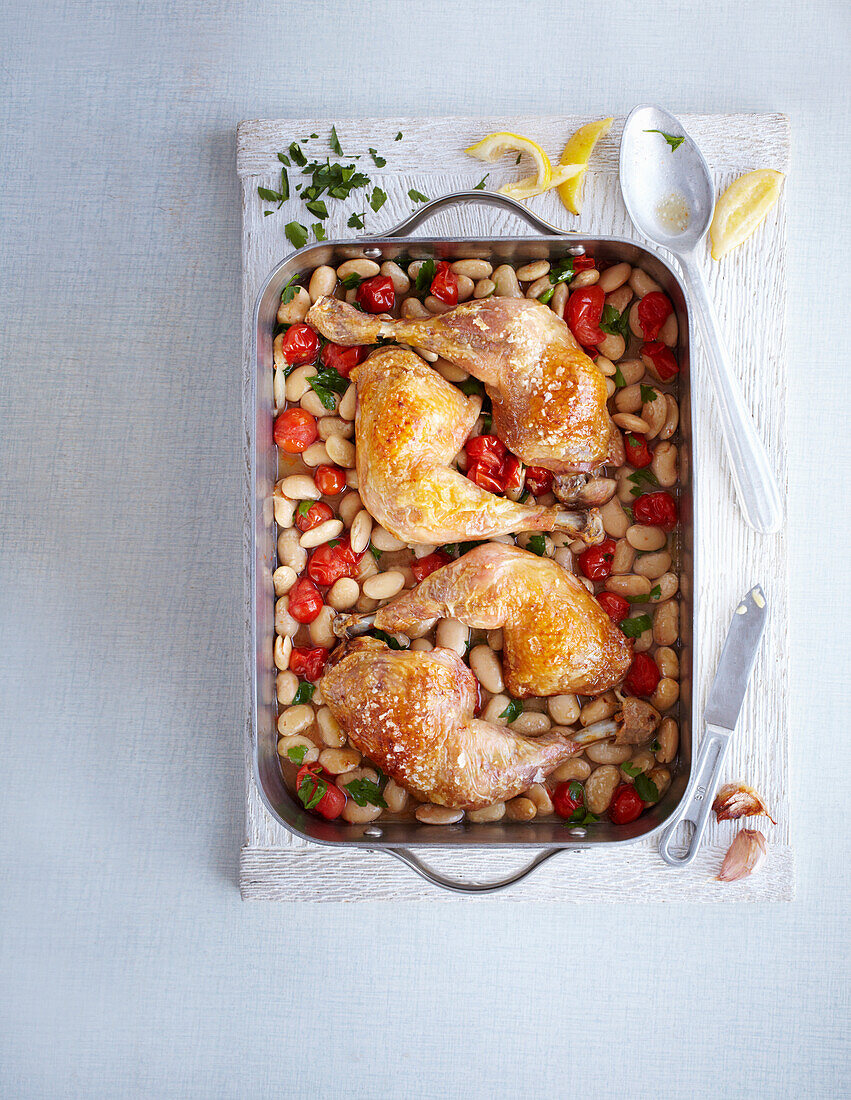 Ofengebratenes Zitronenhuhn mit weißen Bohnen und Kirschtomaten