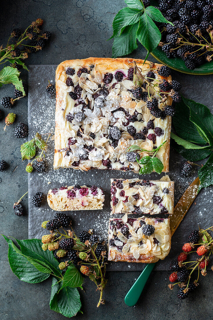 Brombeer-Frischkäse-Kuchen mit Mandeln