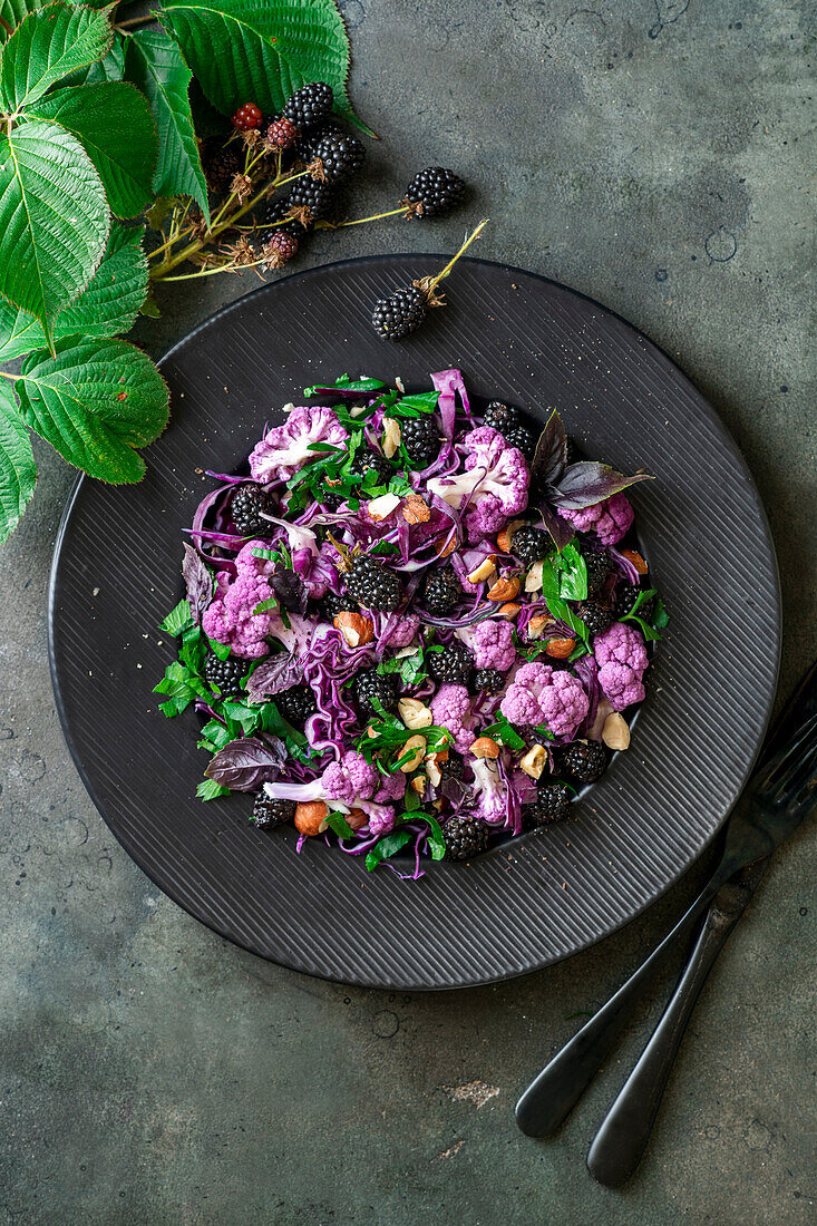 Brombeersalat mit rotem Blumenkohl