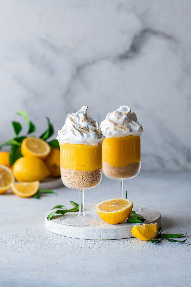 Zitronen-Baiser-Desserts in Gläsern