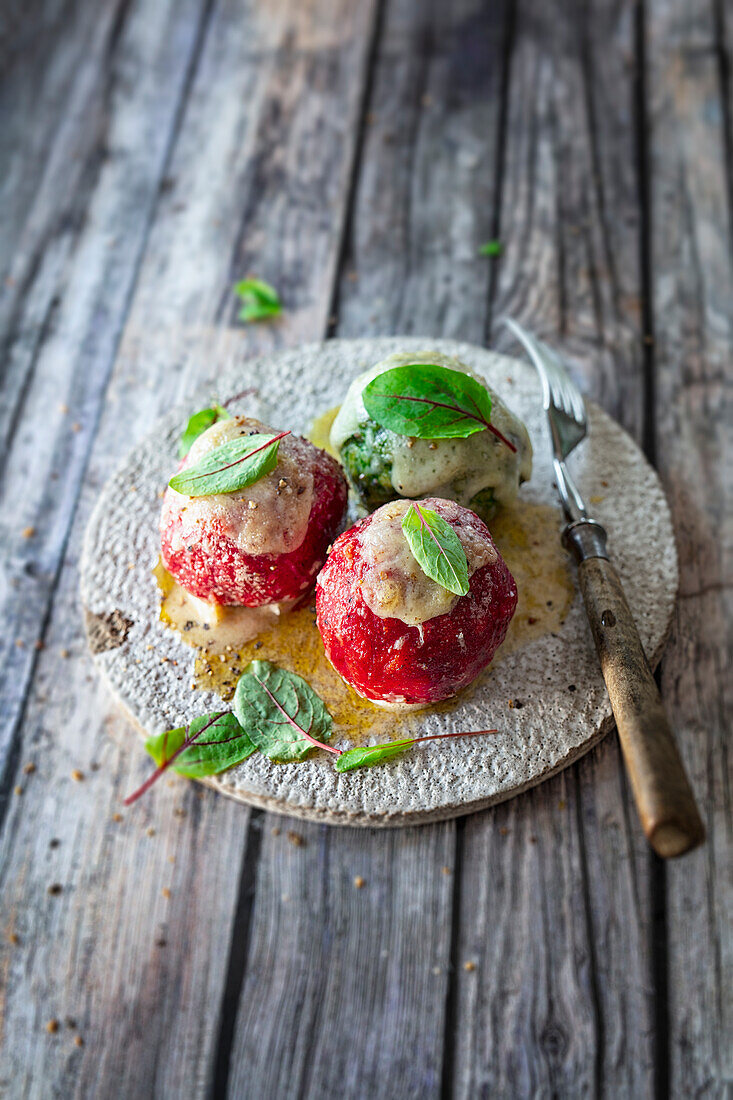 Rohnenknödel und Spinatknödel mit Parmesan überbacken (Alpenküche)