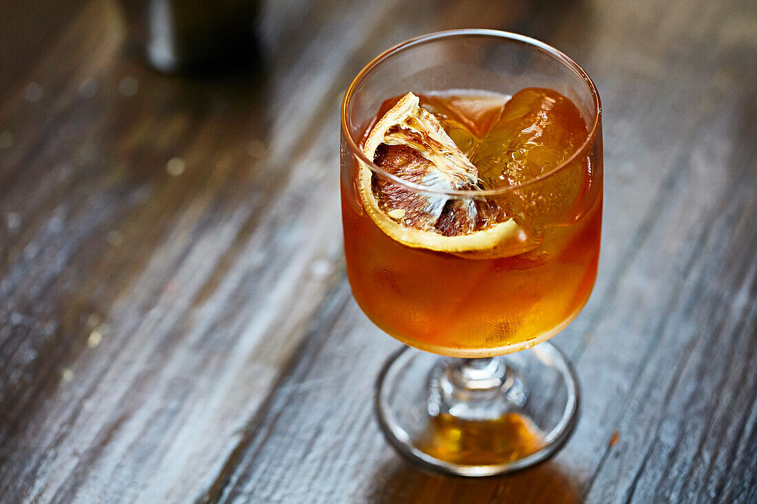 Blutorangen-Cocktail mit Gin und Eiswürfeln
