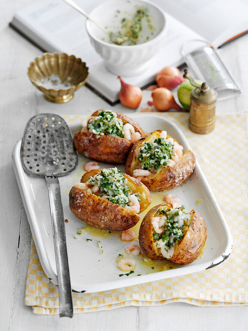 In Salz gebackene Kartoffeln mit Garnelen und Jalapeno-Korianderbutter