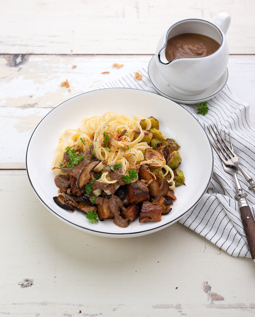 Seitan-Gulasch mit Waldpilzen, Rosenkohl und Bandnudeln, vegan