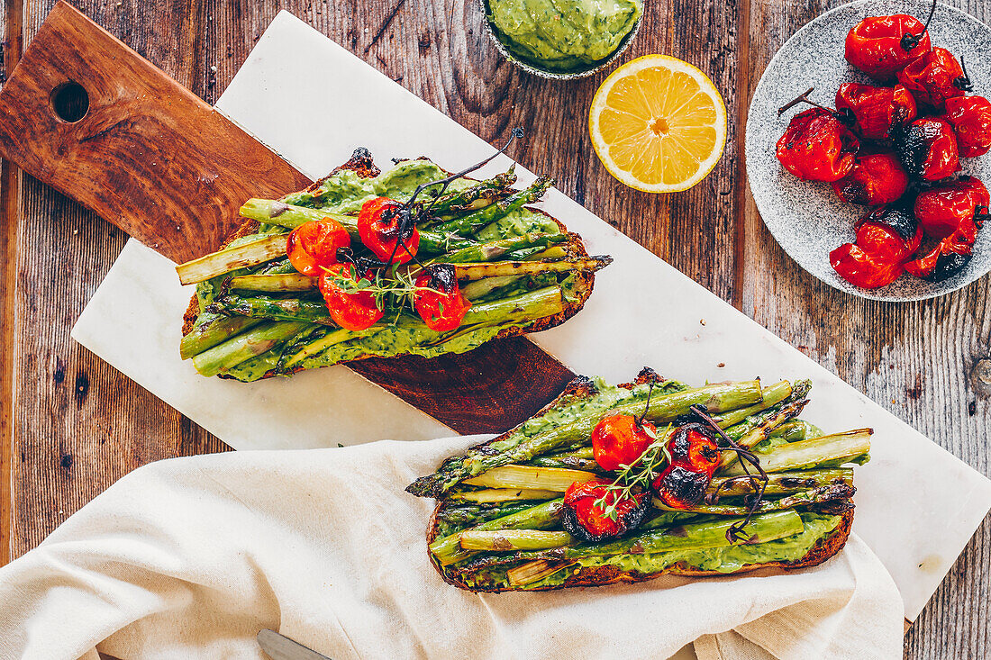 Belegtes Brot mit Spargel und Bärlauchpesto