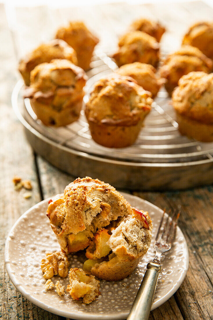 Panettone-Muffins mit Äpfeln und Walnüssen