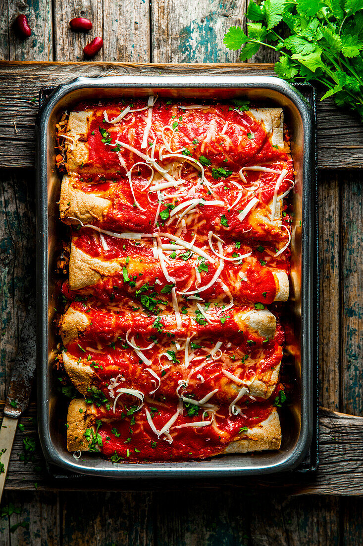 Enchiladas mit Hühnchenfleisch und Tomatensauce