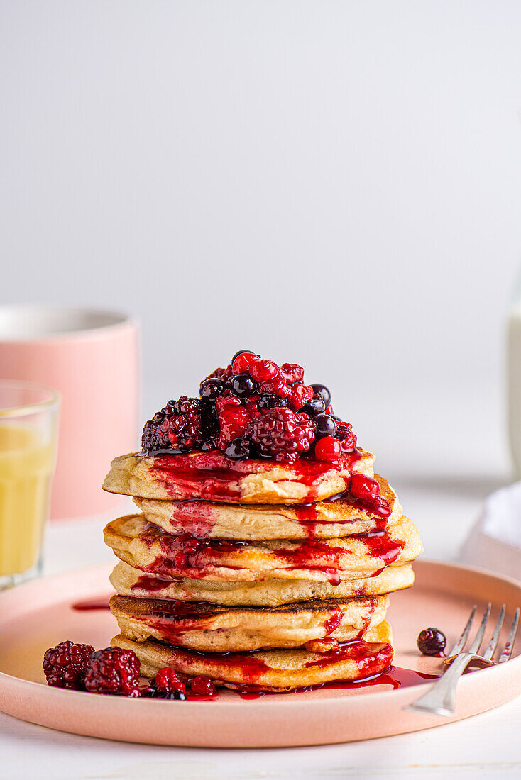 American pancakes with fruit compote