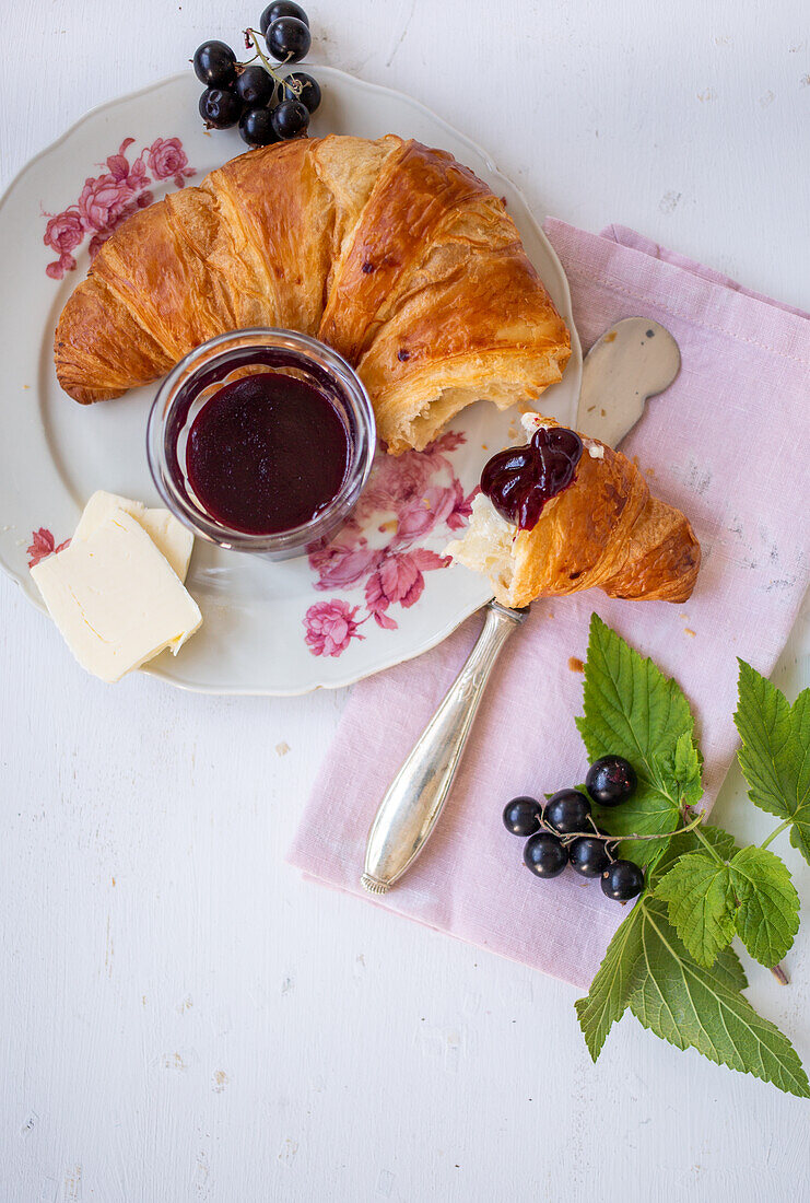 Croissant dazu Cassis-Vanille-Gelee mit Stevia und Agar-Agar