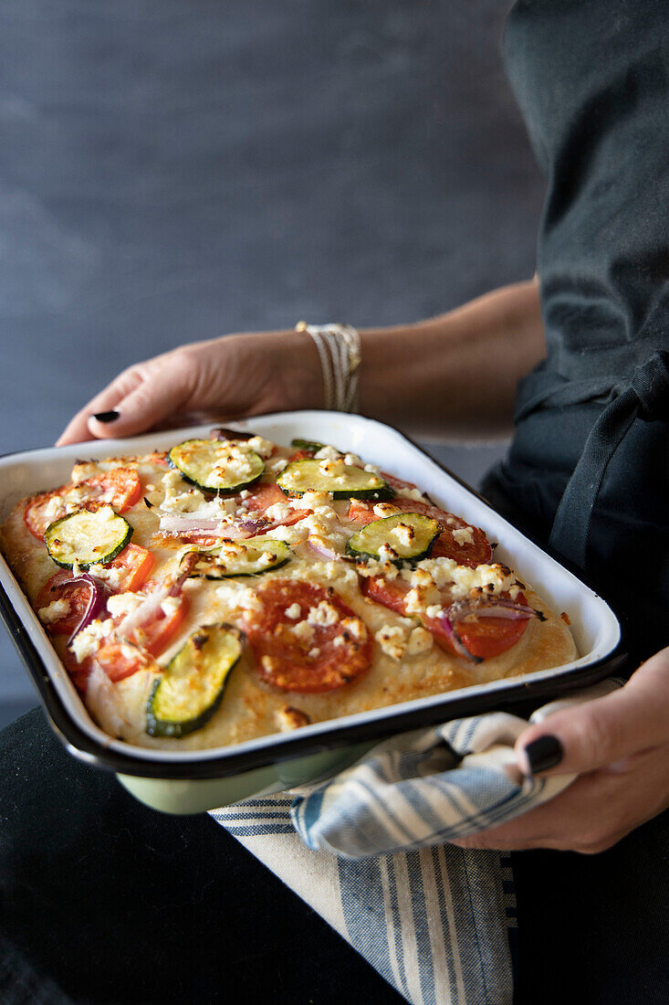 Focaccia-Pizza mit buntem Gemüse