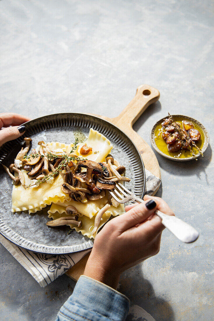 Lasagneblätter mit konfierten Pilzen und Knoblauch