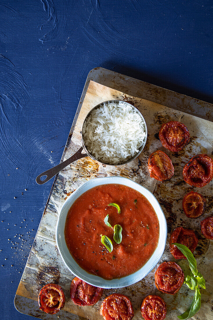 Tomatensuppe aus gebratenen Tomaten