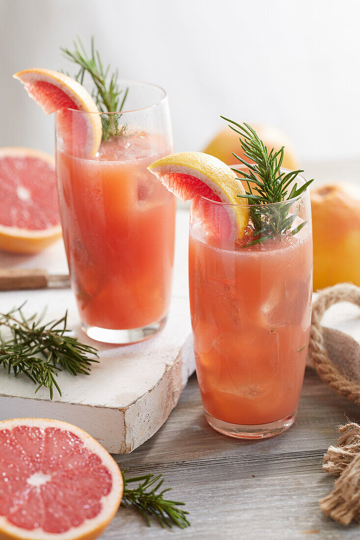 Rosemary-and-grapefruit cocktails with ice cubes