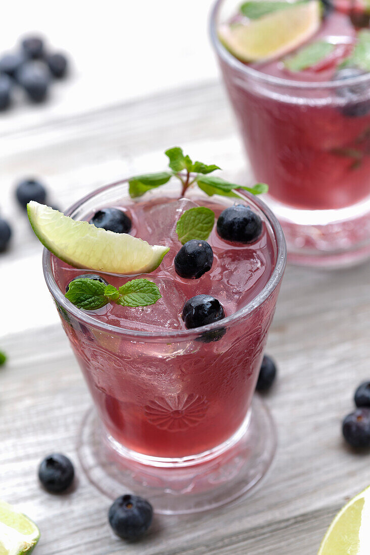 Gin-Mojito mit Heidelbeeren