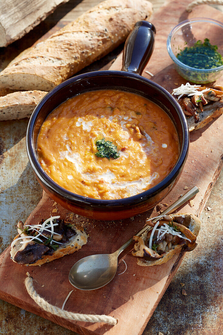 Linsensuppe dazu Baguettescheiben mit sautieren Pilzen