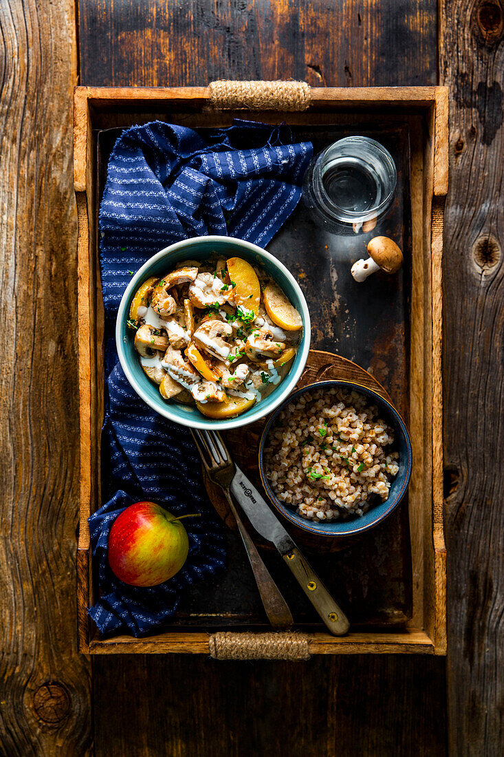 Putenbrustfilet mit Champignon-Apfelrahm und Dinkelreis