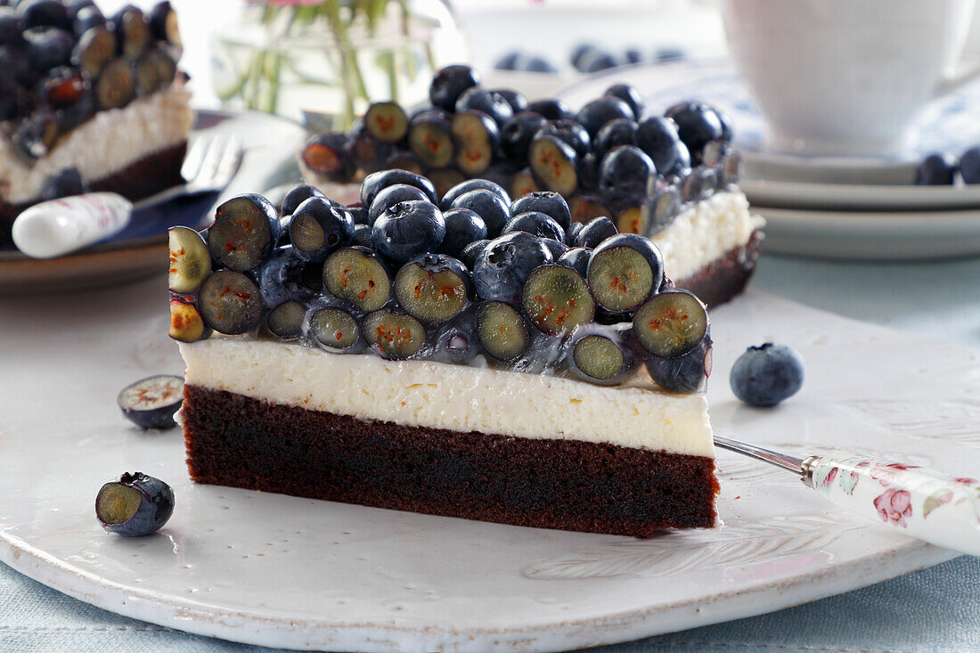 Brownie-Kuchen mit Sahne und frischen Heidelbeeren in Gelee