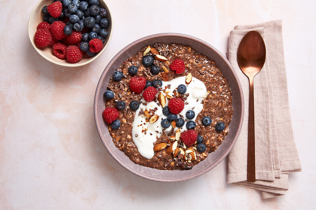 Schoko-Chia-Müsli mit Beeren