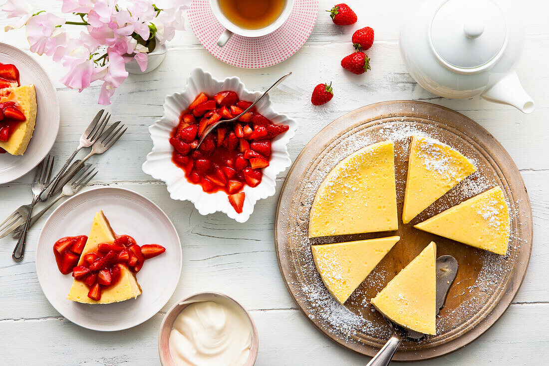 Zitronen-Cheesecake mit Erdbeerkompott und Crème Fraiche