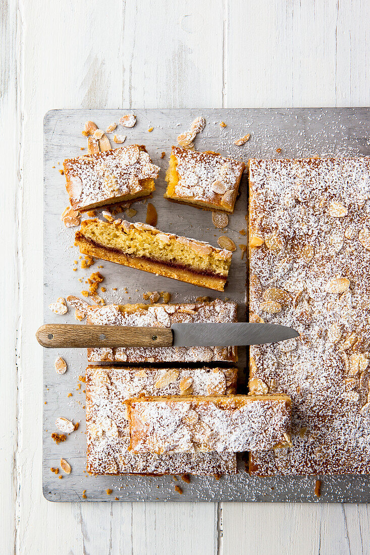 Klassische Bakewell Tarte mit Puderzucker